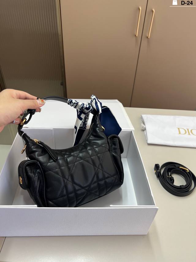 羊皮 迪奥 D-Dream手袋 Dior 皮质款是那种会呼吸的小羊皮，捏一下能陷进去，松开又慢慢回弹，手感像撸猫一样治愈～D-24尺寸26×17 18×13折叠