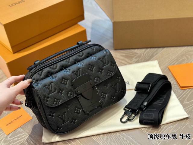 lv Slock新款男生包包 Iv最新一季又出了很多老花男包我可太爱老花了买到就，是赚到。拿到手的实物比照片好看。 Iv Slocksling，老花的腰包本来就