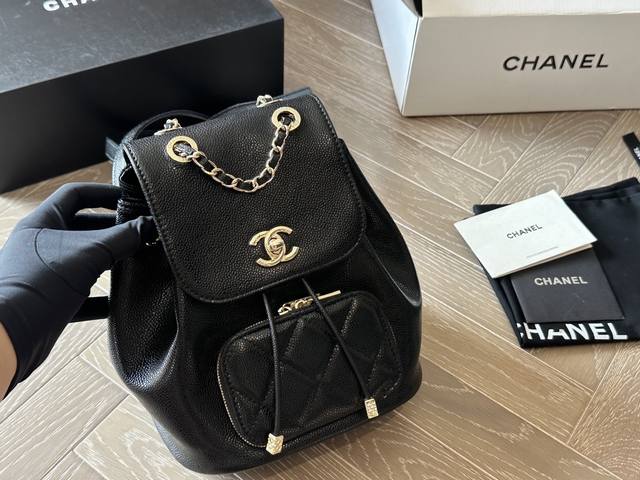 牛皮 全套 Chanel 双肩背包 上新的时候看到 实物 就知道他要火了 现货供不应求 这一季度的王炸 解放双手的利器 原厂皮 数量有限20 17M