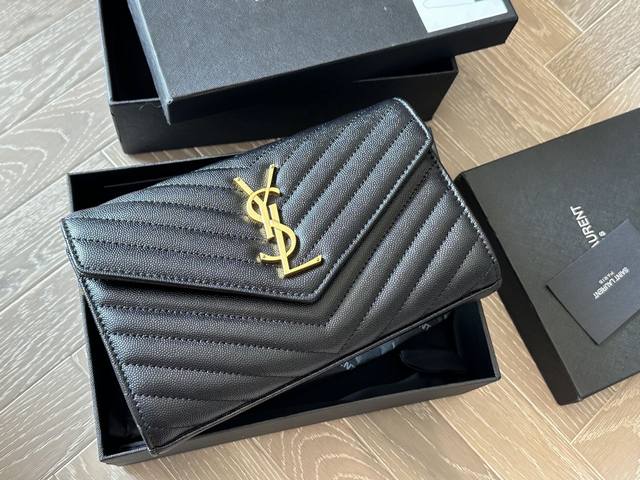 升级版 Ysl Woc 鱼子酱牛皮 链条包信封包Ysi家当之无愧的入门经典款 超级耐燥这个皮质真的是我最爱的皮质之一不怕刮牛皮的纹理也有质感 相比金链我更喜欢链