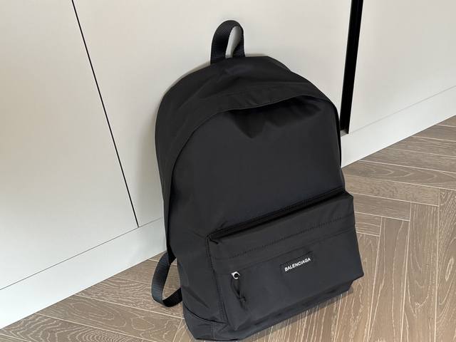 Size：46*34Cm 巴黎世家 双肩包火出圈 新宠双肩包 太好拿了低调有品味！ 超百搭的颜色包身 非常抗造哦！