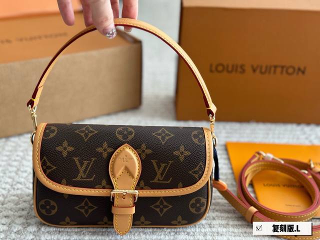 Lv 秀款法棍小号出货啦 20Cm 折叠盒包装 奢华象征，工艺精湛，时尚经典。 M83566老花 本款Nano Diane为Monogram帆布包身融入皮革包角