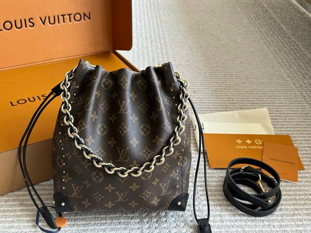 配盒新款 Size:22*26Cm L家 新品秀款水桶包 福袋 除了菜篮子经典的手提方法之外 还多给了一条肩带 可以单肩和斜挎哦! 还配内胆哦 配盒新款 Size:22*26Cm L家 新品秀款水桶包 福袋 除了菜篮子经典的手提方法之外 还多给了一条肩带 可以单肩和斜挎哦! 还配内胆哦