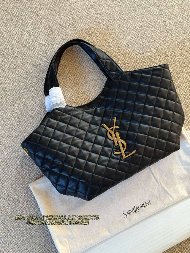 无盒 小号 Size：31底 46上X28Cm Ysl 购物袋 新尺寸 高级感满满！ 最重要是一包当2包用、 中间链子往两侧一收 可以变换造型 配有小包一个