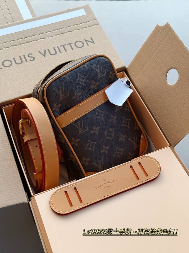 配盒 Size:14*21Cm L家 Nil邮差包 来新款了, 有没有很中古的味道! √斜挎 单肩 手提三合一 解锁百变背法, 轻松 Hold住各种场合 Iph 配盒 Size:14*21Cm L家 Nil邮差包 来新款了, 有没有很中古的味道! √斜挎 单肩 手提三合一 解锁百变背法, 轻松 Hold住各种场合 Iph