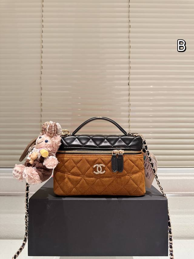 麂皮 配挂件 Chanel 25p新款小C扣Lp饭盒包白色好可爱啊 看习惯了Lp黑色饭盒包，换成了纯白色饭盒包这也太适合夏天了呀 简单大方的设计，显得很百搭哇！