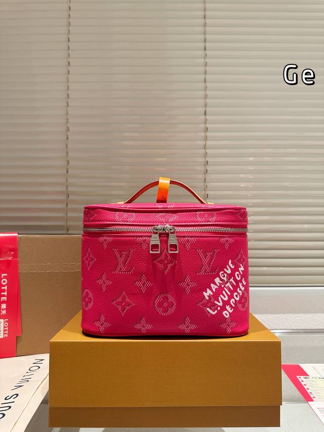 Lv 手提化妆包 容量巨大 符合旅行时要把整个化妆台都带上的需求 尺寸23 16Cm