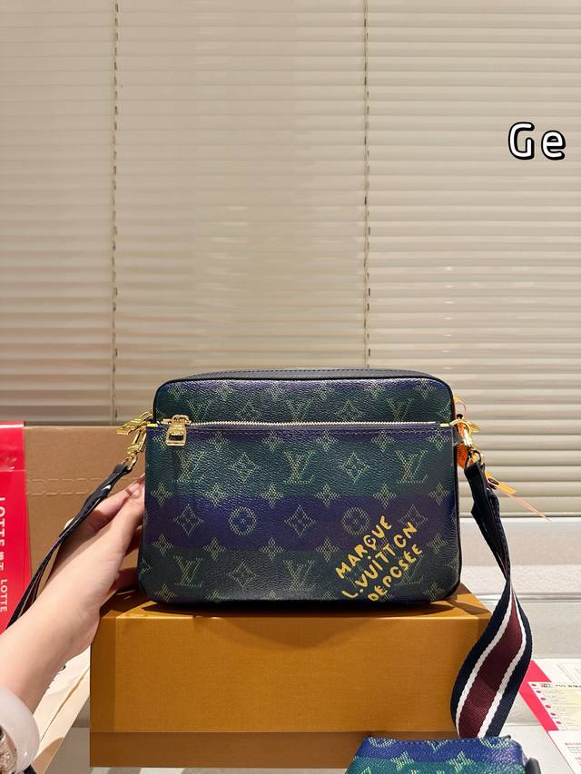 牛皮版本 Lv包包男士三合一黑武士三件套Trio邮差包 。Lv推出的三合一爆火，股多种包包的流行风潮。 非常难得的是，三合一又出了男士款 而且是黑色老花与反色黑