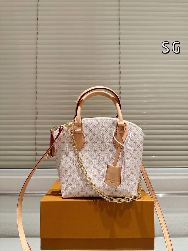 Lvlockit Bb 手袋 复古经典百搭必备！ 小大家好！今天给大家介绍的是Lv的Lockit Bb手 袋，这款手袋灵感来源于1960年代的Knick-Kna