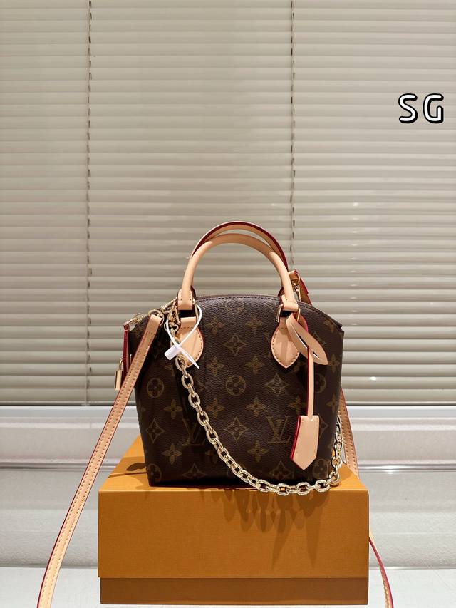 Lvlockit Bb 手袋 复古经典百搭必备！ 小大家好！今天给大家介绍的是Lv的Lockit Bb手 袋，这款手袋灵感来源于1960年代的Knick-Kna