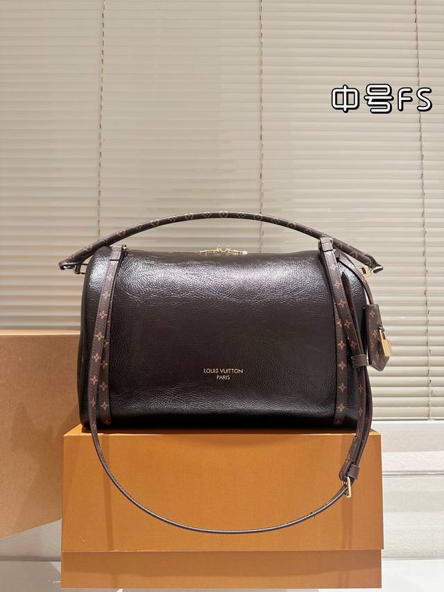 牛皮版本 Lv路易威登｜Express 单肩包 版型挺括不软塌，上身利落显精神 肩带长度刚好，单肩 斜挎 腋下都舒服，不压肩容量感人，日常出门物品全装下，实用不