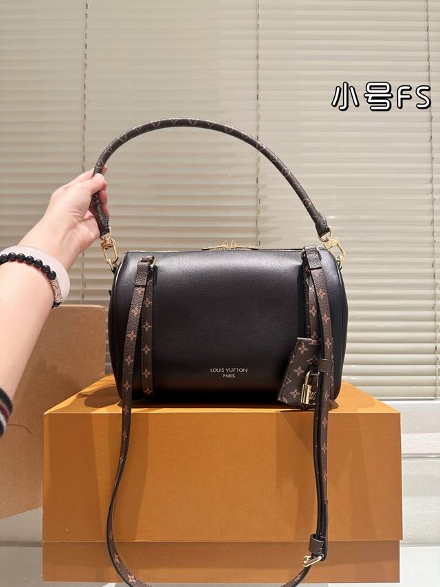 牛皮版本 Lv路易威登｜Express 单肩包 版型挺括不软塌，上身利落显精神 肩带长度刚好，单肩 斜挎 腋下都舒服，不压肩容量感人，日常出门物品全装下，实用不