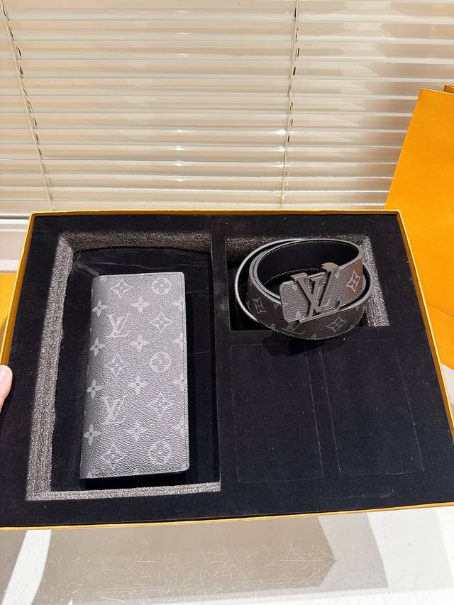 原单 钱包腰带 配礼盒 高版本！腰带 Lv牛皮皮带～热门款 男女通用皮带里面最火的版本啦～质量很好 全套包装！五金绝对不褪色 皮带头和专柜一样的哦～ 配礼盒手提