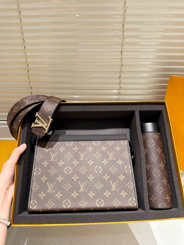 高端礼盒 送男友必备品 实在太高级啦 皮带手包水桶 高版本！腰带 牛皮皮带～热门款 男女通用皮带里面最火的版本啦～质量很好 全套包装！五金绝对不褪色 皮带头和专