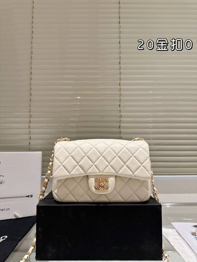 方胖子 “New Arrival” 最美方胖子人间香奈儿 白富美小姐姐必备款 ■单独夸最让人挪不开眼 就是小方胖子太高级~ 今年的新款小香包链条可以调节 这一点 方胖子 “New Arrival” 最美方胖子人间香奈儿 白富美小姐姐必备款 ■单独夸最让人挪不开眼 就是小方胖子太高级~ 今年的新款小香包链条可以调节 这一点