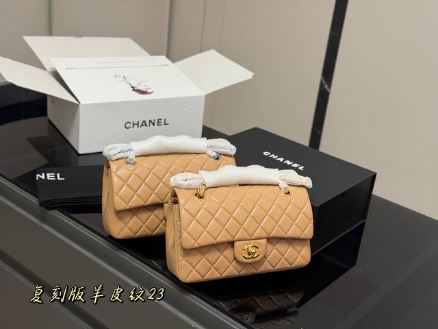 配折叠盒飞机盒 Size:23Cm 香奈儿 Cf我们一直很用心在做 秒杀其他市面上的货 顶级原单羊皮纹 很舒服的一种！ 不管您是谁 稳稳Hold住哦 四季必备单