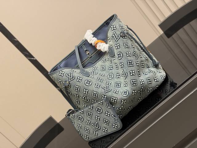 配折叠盒飞机盒 Size： 32底*28高Cm Lv Neverfull 中号购物袋！ 骨灰级产物！ 经典到无可复制！ 有质感！有味道！