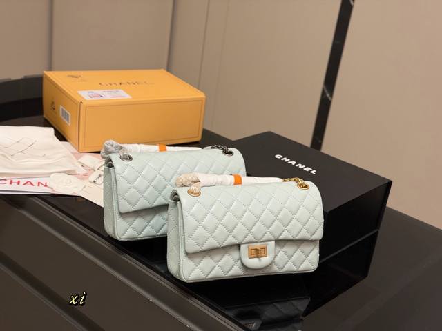 配折叠盒飞机盒 Size:23Cm 香奈儿 Cf我们一直很用心在做 秒杀其他市面上的货 顶级原单牛皮 很舒服的一种！ 不管您是谁 稳稳Hold住哦 四季必备单品