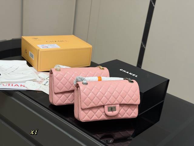 配折叠盒飞机盒 Size:23Cm 香奈儿 Cf我们一直很用心在做 秒杀其他市面上的货 顶级原单牛皮 很舒服的一种！ 不管您是谁 稳稳Hold住哦 四季必备单品