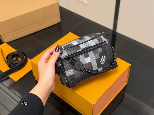 配折叠盒飞机盒 尺寸:18X13X8 Lv 盒子包 真的是可爱的方盒子 调调很色喜庆! 真的是小可爱! Mini Soft Trunk盒子包 细节超Ok 配折叠盒飞机盒 尺寸:18X13X8 Lv 盒子包 真的是可爱的方盒子 调调很色喜庆! 真的是小可爱! Mini Soft Trunk盒子包 细节超Ok