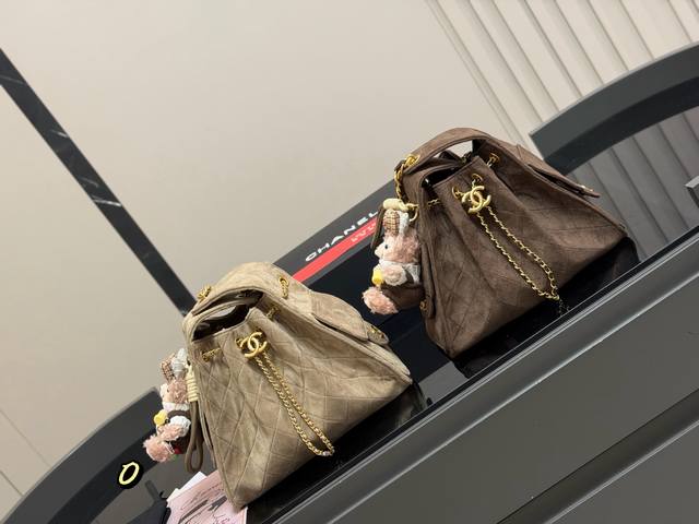 配折叠盒 Chanel 25Bag 小号真绝绝子 今年香奈儿25S系列简直美爆... 这只Hobo是个小号尺寸个人觉得比较日常 鱼子酱的质感颗粒没这么重反而很细