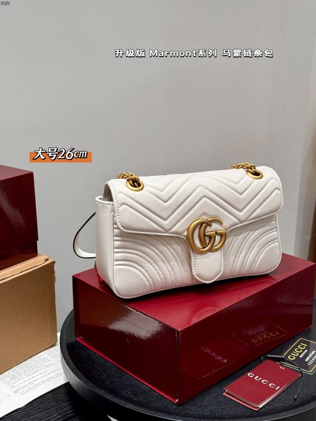 带礼盒 升级版｜ “内里带专柜钢码” Gucci Marmont 马蒙链条包 系列链带肩背包采用颇具结构感的柔软造型和超大号翻盖封口，配以双 G 金属配件。可滑