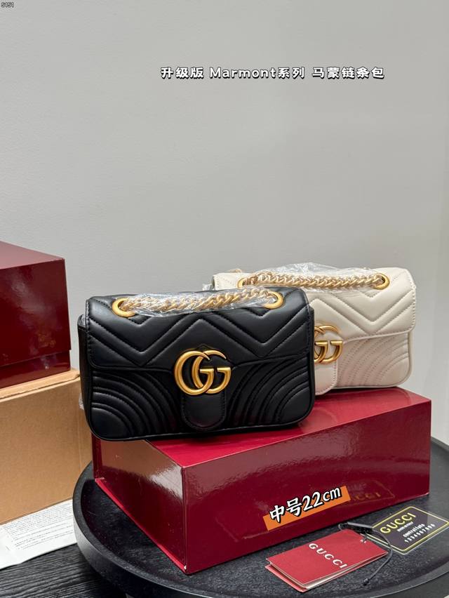 带礼盒 升级版| “内里带专柜钢码” Gucci Marmont 马蒙链条包 系列链带肩背包采用颇具结构感的柔软造型和超大号翻盖封口,配以双 G 金属配件。可滑 带礼盒 升级版| “内里带专柜钢码” Gucci Marmont 马蒙链条包 系列链带肩背包采用颇具结构感的柔软造型和超大号翻盖封口,配以双 G 金属配件。可滑
