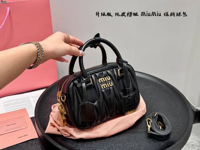 礼盒包装 升级版 纯皮！ 今日推荐 Miumiu手提褶皱保龄球方款 美到难以挪开眼太气质 高级少女风 可以手提也可以斜挎实物很美很美 Miumiu和秋冬太配了
