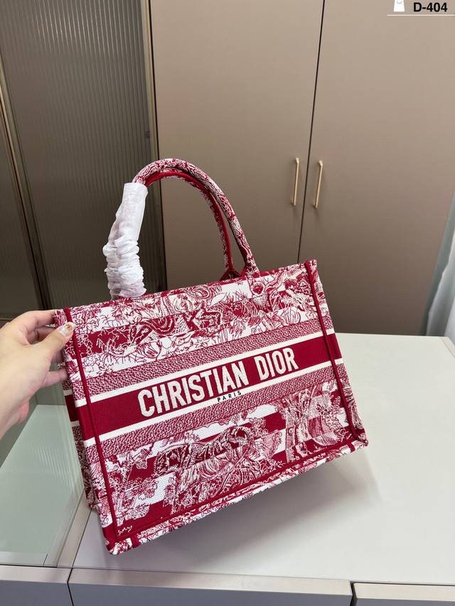 36Cm 配丝巾 Dior迪奥托特包Book 容量超级大也很耐用 日常出街背它回头率百分百 D-404尺寸26×21 36×27 42×35配盒 36Cm 配丝巾 Dior迪奥托特包Book 容量超级大也很耐用 日常出街背它回头率百分百 D-404尺寸26×21 36×27 42×35配盒