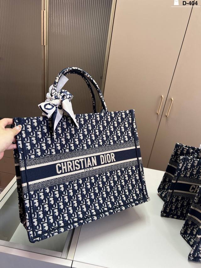 42Cm 配丝巾 Dior迪奥托特包Book 容量超级大也很耐用 日常出街背它回头率百分百 D-404尺寸26×21 36×27 42×35配盒 42Cm 配丝巾 Dior迪奥托特包Book 容量超级大也很耐用 日常出街背它回头率百分百 D-404尺寸26×21 36×27 42×35配盒
