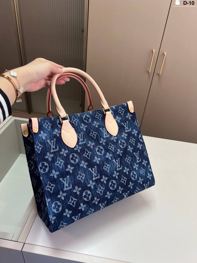 Lv 牛仔托特超火的Tote托特包，日常通勤都非常可会越用越喜欢的一款，值得入手。 D-10尺寸32×26