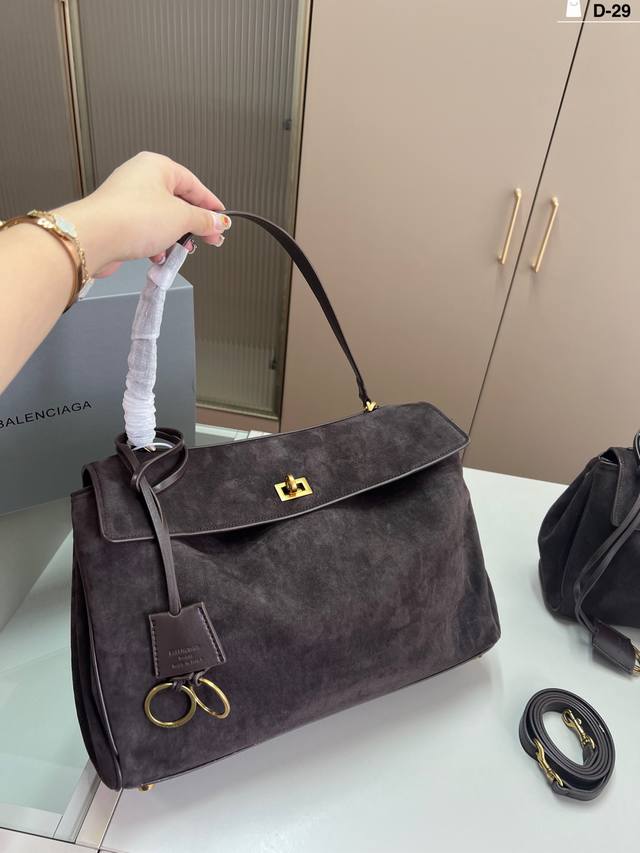 大 巴黎世家Redeo凯莉+peekabo包型气质与松弛感随意切换 4种背法:手提单肩斜挎腋下根据穿搭需要调节 D-29尺寸27×18 35×22折叠盒飞机盒 大 巴黎世家Redeo凯莉+peekabo包型气质与松弛感随意切换 4种背法:手提单肩斜挎腋下根据穿搭需要调节 D-29尺寸27×18 35×22折叠盒飞机盒