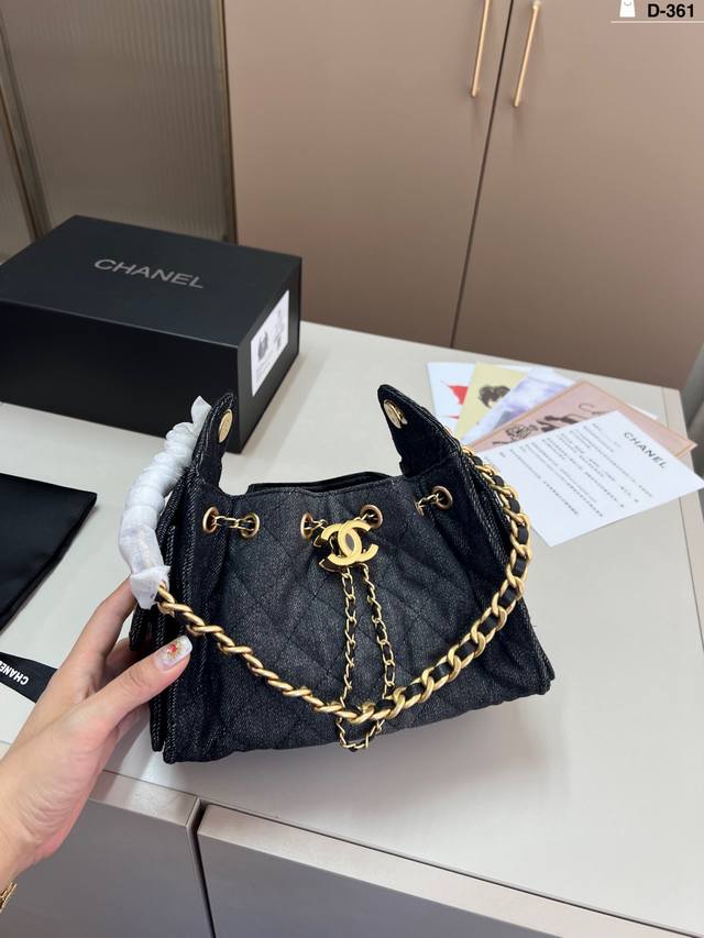 迷你 香奈儿Chanel Mini抽绳水桶Hobo包 麂皮单肩斜挎包 自体重量很轻 容量大 包口拉扣可调节大小 实用性强 两边是双口袋 D-361尺寸22×15