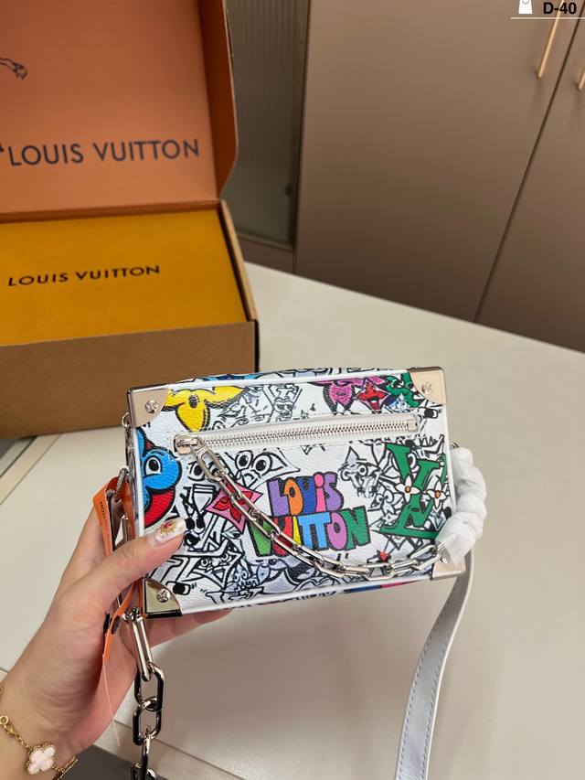 Lv 软箱子 秀款Mini Soft Trunk，Mallle Mini Soft的点特是其Monogram图与案链条这链条以可将个这包单肩或手拎一用样手拿着