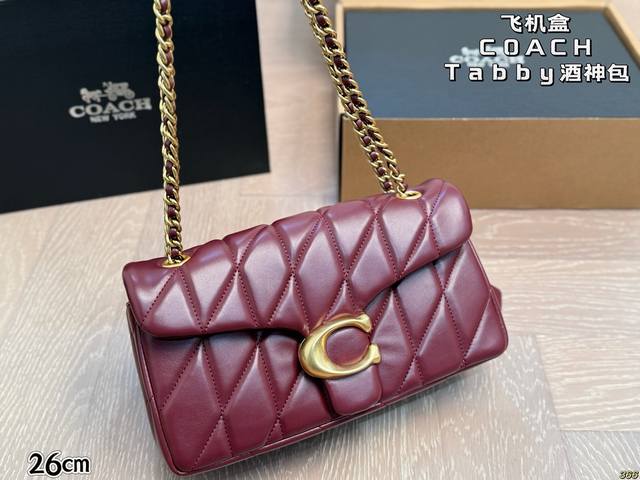 飞机盒 蔻驰Coach Tabby酒神包 不仅实用百搭，而且很有特色 蛮吸引人的 真的很爱这种简约 这款非常好搭，一背就能走， 实用性与美貌都是高高的 尺寸26