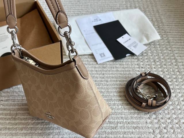 蔻驰Coach 想不到迷你号的流浪包这么可爱 迷你号的流浪包也太可爱。啦 小小的包身还是能容纳手机 肩带还是能腋下使用回 奶茶色绝对的百搭 真的拒绝不了的可爱