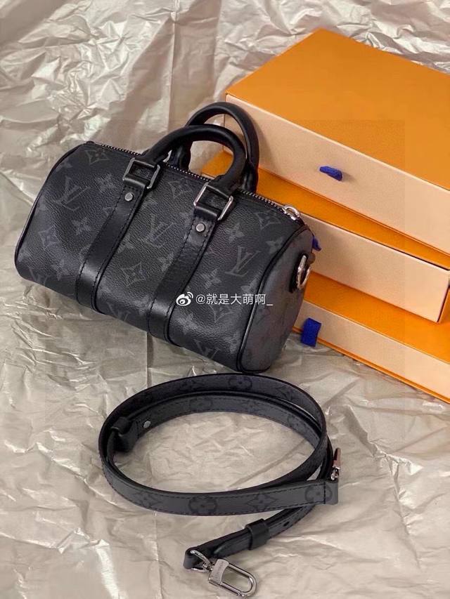 Lv X Nigo Keepall Xs 21 枕头包 手袋是一款理想的都市手袋。 标志性的造型与经典的 Monogram 帆布，加之多种携带方式和奢华的天然牛