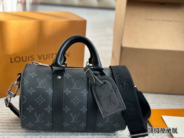 Lv X Nigo Keepall Xs 21 枕头包 手袋是一款理想的都市手袋。 标志性的造型与经典的 Monogram 帆布，加之多种携带方式和奢华的天然牛