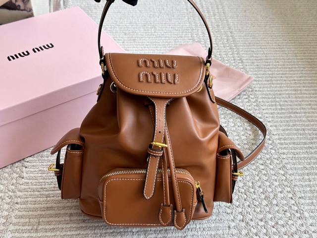 Miumiu早春穿搭时髦精必备Miumiu缪缪双肩包 穿搭公式真的好绝，谁穿谁是甜酷时髦精必备 Miumiu缪缪双肩包，少女心爆棚，精致的五金和独特的设计，为整