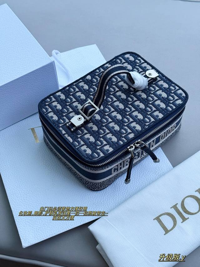 配盒 升级版 Size：22*17*7Cm D家 最新刺绣化妆包 第一眼就沦陷， 方方正正的 包身太讨喜了