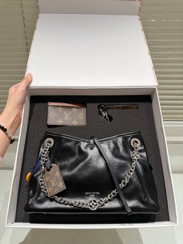 套盒 新的Carryall Bb 鲶鱼须子和大金链子宝宝们形容的太贴切了 Lv配金链子真的好看 小小咩觉得新版Carryall变可爱 了，而且不喜欢大包的姐妹这