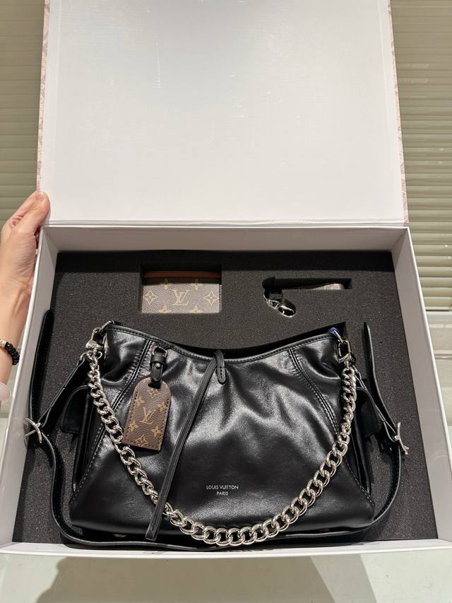 套盒 Lv Carryall Cargo 柔软羊皮革呈现时尚微皱效果，并为深邃背景搭配抛光金属件与慵懒构型，成就昼夜场合佳选。可拆卸肩带与链带实现多种造型可能。