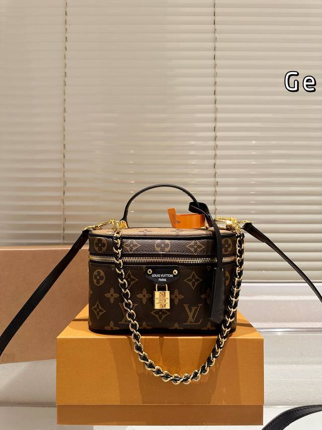 牛皮版本 “Lv Vanity 老花系列 化妆箱 ” 造型设计感强烈的化妆箱链条包。 采用标志性的L箱包元素，尽显浓烈的复古情怀色调。灵活运用拼色风格，金属与皮