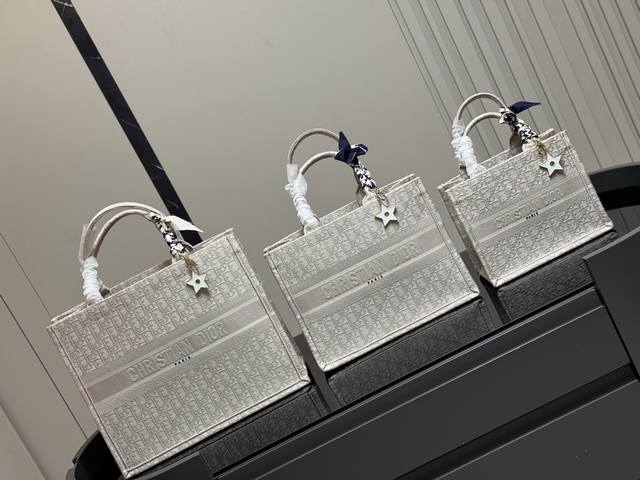 配折叠盒丝巾 需要星星挂件加 30 Dior 原版布提花 Dior Book Tote今年最喜欢的一款购物袋 Tote我用的次数最多的包 迪奥因为容量超级大 不 配折叠盒丝巾 需要星星挂件加 30 Dior 原版布提花 Dior Book Tote今年最喜欢的一款购物袋 Tote我用的次数最多的包 迪奥因为容量超级大 不