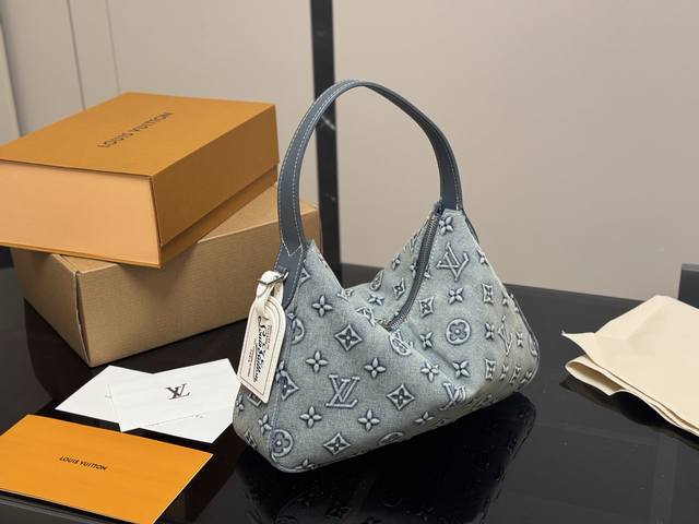 配折叠盒飞机盒 Lv中古包又一位当红炸子鸡来咯 一只看似中古中矩却又有点标新立异的包。 Hobo腋下包 尺寸:32.22Cm 配折叠盒飞机盒 Lv中古包又一位当红炸子鸡来咯 一只看似中古中矩却又有点标新立异的包。 Hobo腋下包 尺寸:32.22Cm