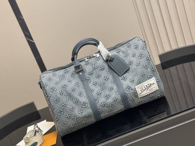 超酷中Lv Keepall旅行袋 Lvkeepall 出差旅行最常用的一只包 这是超酷的一只包 可以做健身包，也可做旅行袋 容量超级感人非常的实用 出差三四天背