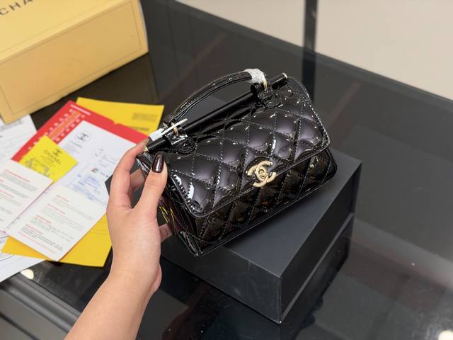 配折叠盒飞机盒 香奈儿漆皮晚宴包 Chanel 23K新款盒子包早晚都得入 扛不住还是入手了一只黑色漆皮盒子包，外形时髦又复古，越看越爱，手拎乖巧且精致很久没买