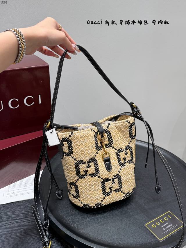 带盒子 尺寸17*19 Gucci 25新款 编织草编Logo水桶包 大自然原色系就是很接地气 春夏季草编材质也极具季节属性了 怎么说呢,款式、材质、设计都还可 带盒子 尺寸17*19 Gucci 25新款 编织草编Logo水桶包 大自然原色系就是很接地气 春夏季草编材质也极具季节属性了 怎么说呢,款式、材质、设计都还可