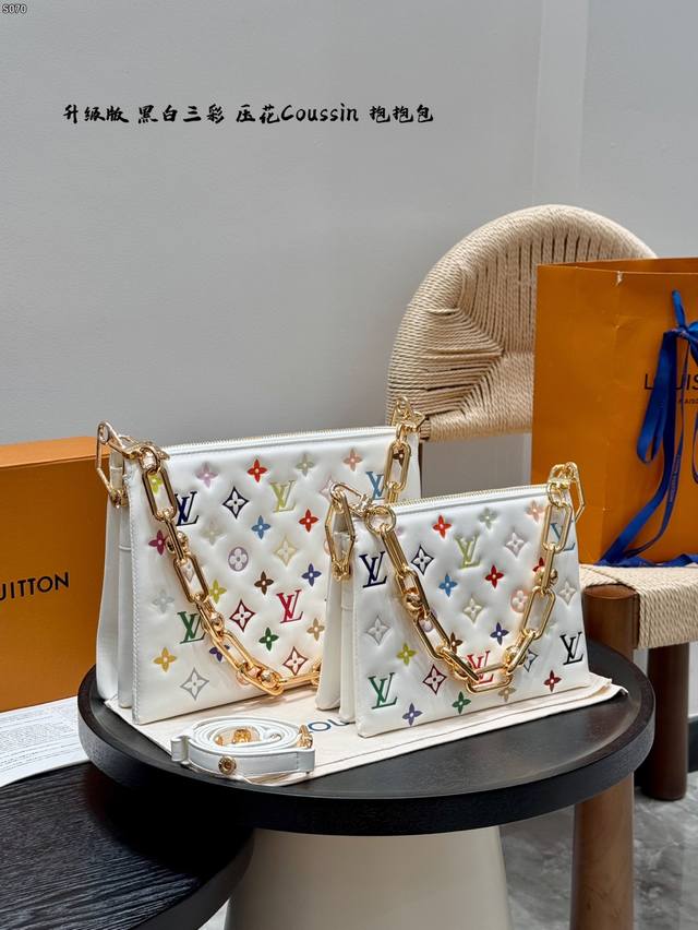 礼盒包装 升级版 高品质！ Lv Coussin 抱抱包 白三彩压花 新配色 Coussin手袋，采用蓬松羊皮革压印 Monogram 图案，以舒软质感呈现紧凑