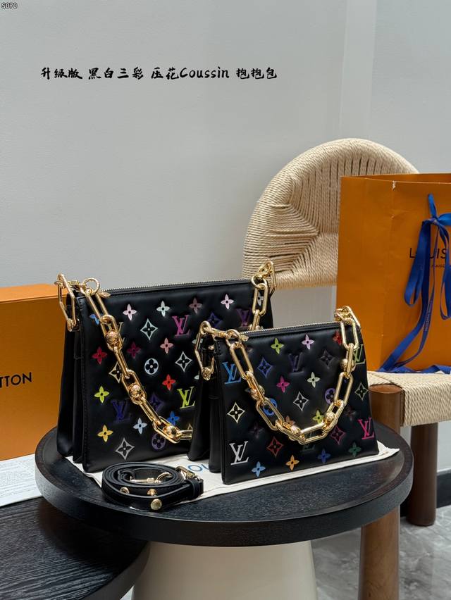 礼盒包装 升级版 高品质！ Lv Coussin 抱抱包 黑三彩压花 新配色 Coussin手袋，采用蓬松羊皮革压印 Monogram 图案，以舒软质感呈现紧凑